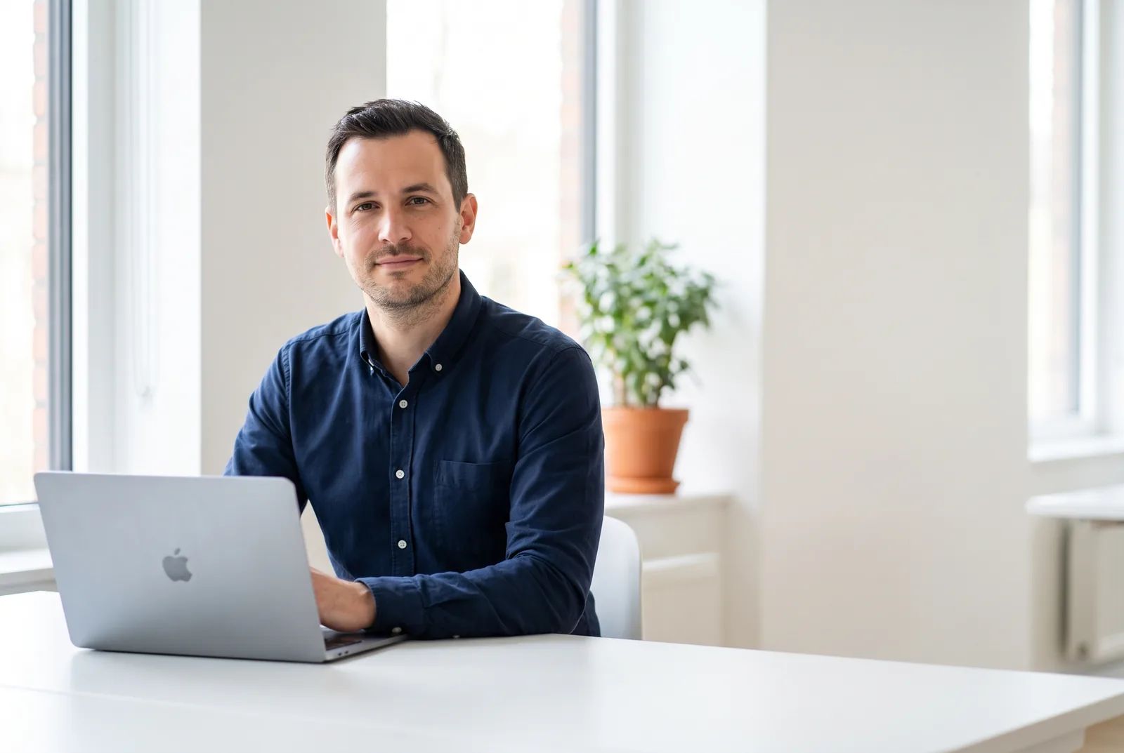 Easytrade consultant in the office